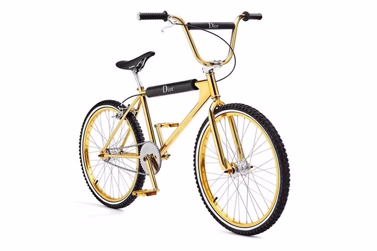 Chiếc xe ra mắt đầu tiên có màu đen với các điểm nhấn màu đỏ ở bộ vành đúc và dây phanh, đi kèm với logo Dior gắn trên khung sườn xe và ghi đông. Phiên bản này có số lượng giới hạn chỉ 70 chiếc.