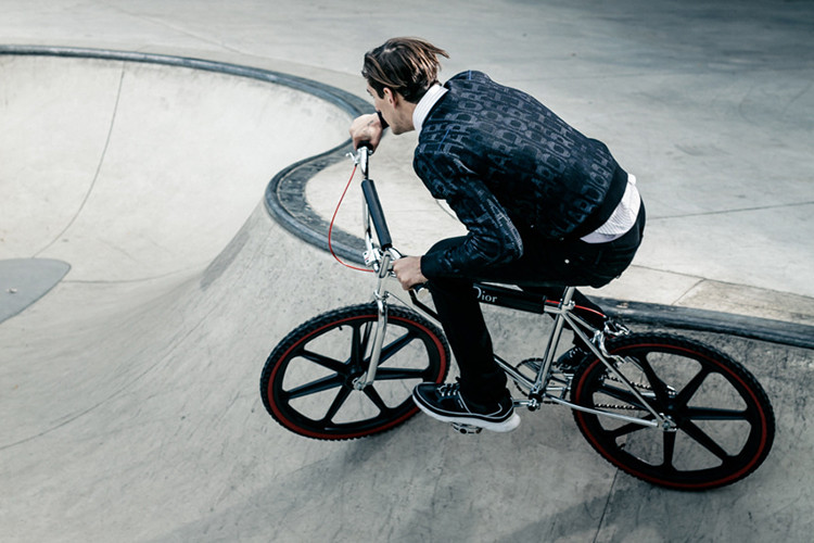 Cả ba phiên bản xe đạp Dior đang được niêm yết trên TheArsenale – một website chuyên mua bán các loại phương tiện độc nhất vô nhị, từ xe đạp, ôtô, xuồng máy cho đến cả máy bay.