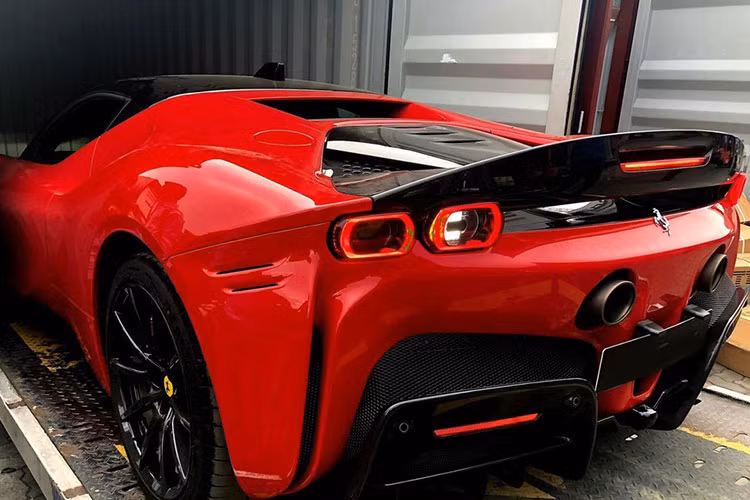 Cụ thể, người chuyên mua bán siêu xe ở huyện Bình Chánh, TP.HCM đã đưa đến thông tin rằng đợi hết giãn cách xã hội sẽ mang quà qua cho doanh nhân Đức Huy và hình ảnh được đăng tải cho thấy là chiếc siêu xe Ferrari SF90 Stradale màu đỏ. Chiếc xe được cho là đang nằm trong container đang chờ ngày chồng cũ Lệ Quyên đưa về.