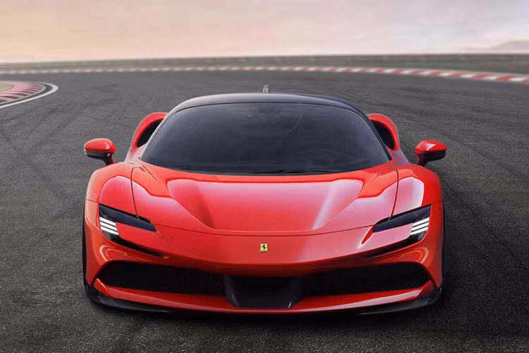 Ngoài chồng cũ của Lệ Quyên, doanh nhân Nguyễn Quốc Cường cũng đang chờ bàn giao siêu xe Ferrari SF90 Stradale nhưng thuộc diện mua chính hãng. Đây được cho là 1 trong những khách mở hàng cho đại lý Ferrari Việt Nam ngay sau khi cho phép các đại gia trong nước đặt mua xe chính hãng.
