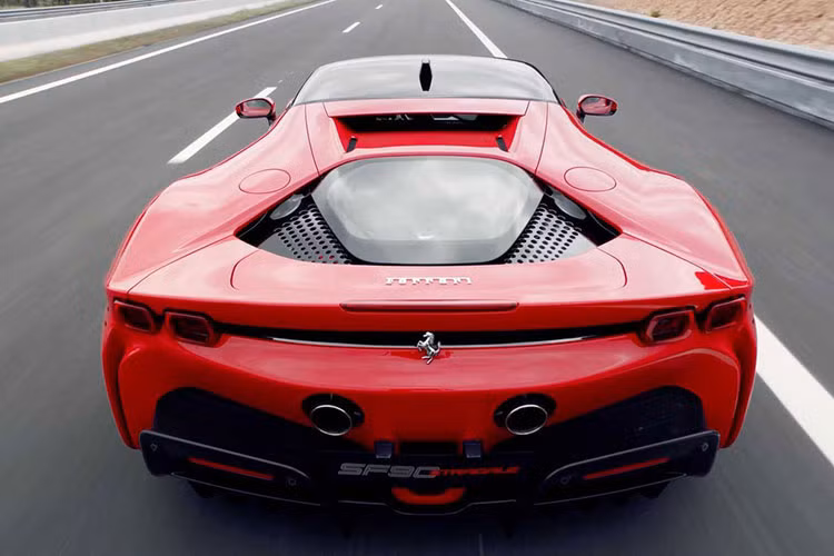 Ferrari SF90 Stradale có thể tăng tốc từ vị trí xuất phát lên 100 km/h trong thời gian 2,5 giây trước khi đạt vận tốc tối đa 340 km/h. Chiếc siêu xe plug-in hybrid đầu tiên của hãng xe Ý có thể hoàn thành quãng đường 25 km chỉ bằng mô-tơ điện trên cầu trước.