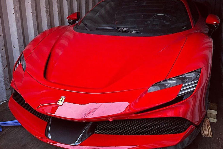 Cách đây gần 2 tuần, doanh nhân Đức Huy đã đón sinh nhật cùng với người thân cũng như cậu con trai, trong đó, khi chia sẻ hình ảnh sinh nhật của bản thân lên mạng xã hội, chồng cũ của Lệ Quyên đã nhận về hàng trăm lượt bình luận chúc mừng. Đáng chú ý trong số này có 1 món quà sinh nhật của doanh nhân Đức Huy sẽ sớm được nhận trong thời gian tới đó chính là chiếc Ferrari SF90 Stradale mới.