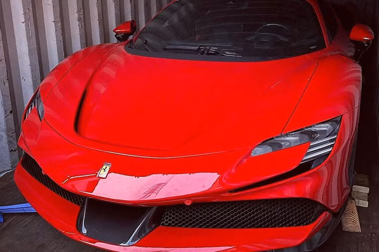 Cách đây gần 2 tuần, doanh nhân Đức Huy đã đón sinh nhật cùng với người thân cũng như cậu con trai, trong đó, khi chia sẻ hình ảnh sinh nhật của bản thân lên mạng xã hội, chồng cũ của Lệ Quyên đã nhận về hàng trăm lượt bình luận chúc mừng. Đáng chú ý trong số này có 1 món quà sinh nhật của doanh nhân Đức Huy sẽ sớm được nhận trong thời gian tới đó chính là chiếc Ferrari SF90 Stradale mới.