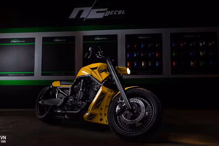 Một đèn phanh duy nhất đã được tích hợp khéo léo vào đuôi xe, đồng thời cũng là nơi để gắn chiếc yên cho một người của xe. Được biết, tại Việt Nam hiện tại cũng đã có không dưới 10 bản độ cho mẫu xe đặc biệt này của các dân chơi môtô Harley-Davidson.