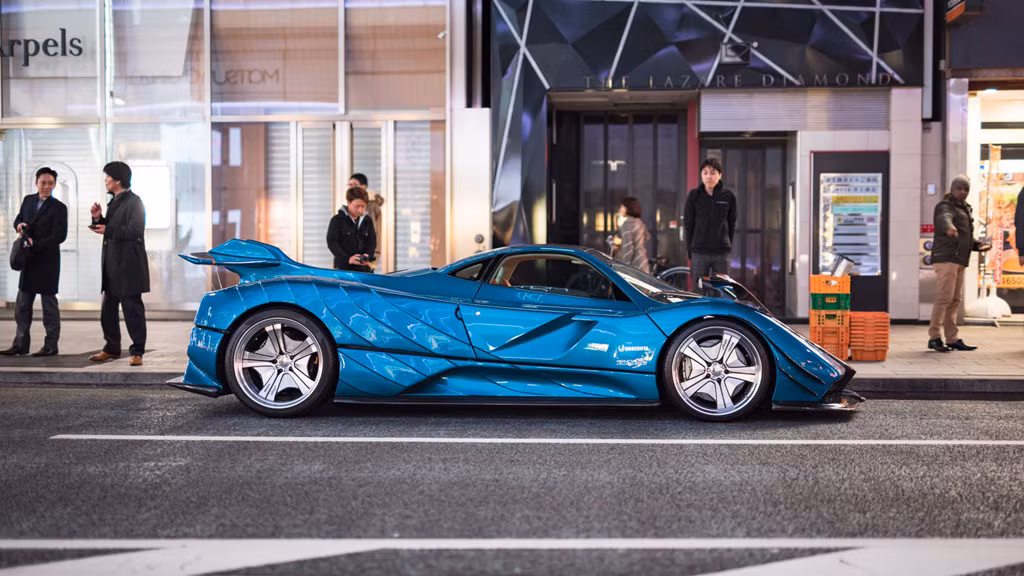 Thân xe được cấu thành từ nhiều lớp và có độ hoàn thiện chi tiết rất cao. Bạn có thể dễ dàng nhận ra điều đó ở các vây cá ở các hốc gió và các ở hai bên thân xe.