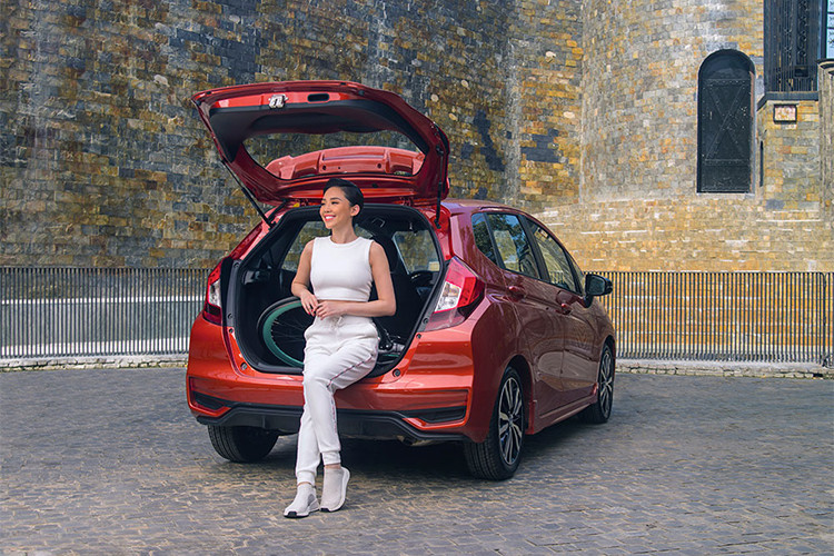 Ở bản V tiêu chuẩn, Honda Jazz có hệ thống chống bó cứng phanh (ABS), phân bố lực phanh điện tử (EBD) và trợ lực phanh (BA), dây đai trẻ em ISOFIX. Các bản VX và RS được bổ sung hệ thống cân bằng điện tử (VSA), hỗ trợ khởi hành ngang dốc (HSA), camera 3 góc quay. Hệ thống 6 túi khí đầy đủ nhất gồm túi khí hàng ghế trước, túi khí bên và túi khí rèm bên chỉ có ở bản RS.