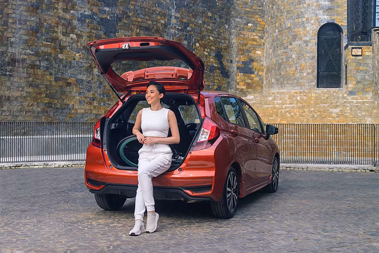 Ở bản V tiêu chuẩn, Honda Jazz có hệ thống chống bó cứng phanh (ABS), phân bố lực phanh điện tử (EBD) và trợ lực phanh (BA), dây đai trẻ em ISOFIX. Các bản VX và RS được bổ sung hệ thống cân bằng điện tử (VSA), hỗ trợ khởi hành ngang dốc (HSA), camera 3 góc quay. Hệ thống 6 túi khí đầy đủ nhất gồm túi khí hàng ghế trước, túi khí bên và túi khí rèm bên chỉ có ở bản RS.