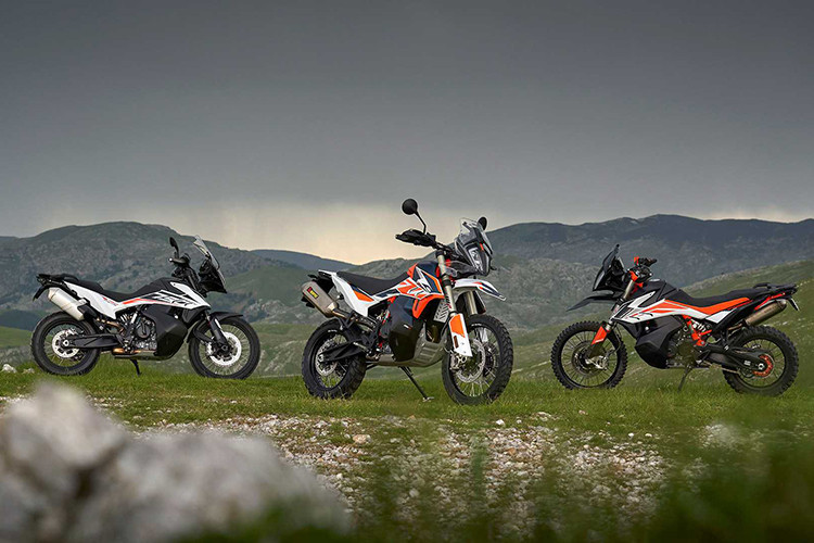 KTM đã bất ngờ tung ra dòng xe việt dã 890 mới gồm 3 phiên bản là 890 Adventure, 890 Adventure R và 890 Adventure R Rally khiến cộng đồng đam mê xe Adventure cũng như fan của thương hiệu KTM rất háo hức. Đặc biệt, trong đó mẫu KTM 890 Adventure R Rally 2021 mới có nhiều trang bị đặc biệt giúp tăng hiệu năng vận hành của xe. 