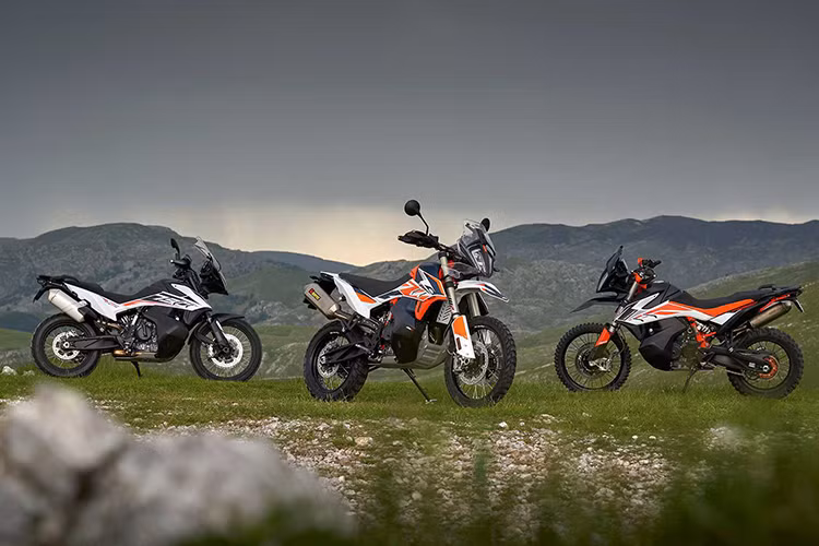 KTM đã bất ngờ tung ra dòng xe việt dã 890 mới gồm 3 phiên bản là 890 Adventure, 890 Adventure R và 890 Adventure R Rally khiến cộng đồng đam mê xe Adventure cũng như fan của thương hiệu KTM rất háo hức. Đặc biệt, trong đó mẫu KTM 890 Adventure R Rally 2021 mới có nhiều trang bị đặc biệt giúp tăng hiệu năng vận hành của xe. 