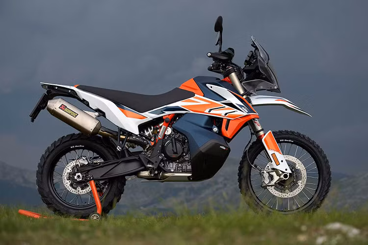 Chính vì vậy, ngay khi KTM vừa mở hệ thống đặt hàng cho mẫu xe này, toàn bộ số lượng xe môtô KTM 890 Adventure R Rally đều đã có khách hàng đặt mua. Đáng chú ý hơn, mẫu xe này hoàn toàn "cháy hàng" chỉ vọn vẹn trong chưa đầy 48 tiếng.