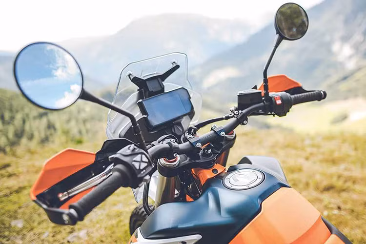 Kiểu dáng thiết kế của KTM 890 Adventure R Rally khá gọn gàng với tổng thể xe cao ráo nhờ hệ thống treo WEP XPLOR Pro hành trình dài đến từ thương hiệu WP, bộ vành nan bằng nhôm bản hẹp được mạ điện đi kèm lốp gai địa hình, gác chân Rally có gai chống trượt, kính chắn gió, ốp chắn bảo vệ tay lái