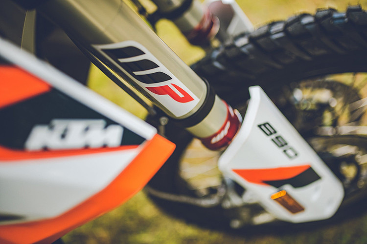 Trong phân khúc xe Adventure hạng trung hiện nay, hiếm có mẫu xe nào có thể vượt qua con số công suất 100 mã lực. Tuy nhiên KTM 890 Adventure R Rally lại được trang bị dòng động cơ LC hiện đại, mang đến khả năng vận hành vô cùng mạnh mẽ, đồng thời vẫn có trọng lượng nhẹ nhằm đảm bảo khả năng vận hành mạnh mẽ.