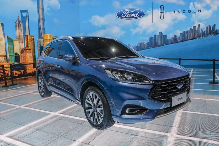 Hiện Ford chưa công bố thông số động cơ của Escape 2020 tại thị trường Trung Quốc. Trong khi đó, ở thị trường Bắc Mỹ, mẫu SUV 5 chỗ này có 4 tùy chọn động cơ, bao gồm máy xăng EcoBoost 3 xi-lanh, tăng áp, dung tích 1,5 lít; EcoBoost 4 xi-lanh, tăng áp, dung tích 2.0 lít; hybrid với máy xăng 2,5 lít và plug-in hybrid với máy xăng 2,5 lít. Giá xe Ford Escape 2020 tại Trung Quốc chưa được công bố.