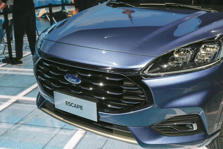 Lưới tản nhiệt của Escape 2020 tại Trung Quốc được gọi bằng cái tên "Nebula Shield" và tích hợp logo Blue Oval của hãng Ford. Trong khi đó, ở Escape 2020 tại Bắc Mỹ, logo Ford lại nằm trên nắp capô. Trong khi đó, thiết sườn xe, vành la-zăng, đuôi xe và cụm đèn hậu của Ford Escape 2020 tại Trung Quốc gần như giống hệt so với xe ở Mỹ.