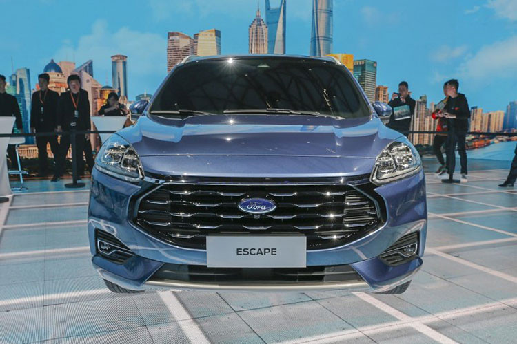 Theo đó, Ford Escape 2020 tại Trung Quốc được trang bị lưới tản nhiệt cỡ lớn hơn, mở rộng lên trên và nối liền với cụm đèn pha. Hãng Ford miêu tả cụm đèn pha này là "có thiết kế mượt mà và tráng lệ". Ngoài ra, lưới tản nhiệt hình lục giác của xe còn đi kèm mắt lưới mạ crôm và những điểm nhấn màu đen.
