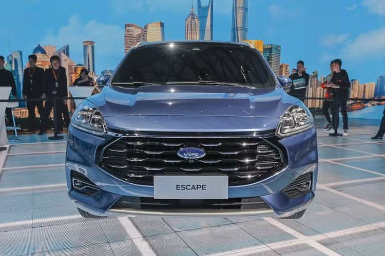 Theo đó, Ford Escape 2020 tại Trung Quốc được trang bị lưới tản nhiệt cỡ lớn hơn, mở rộng lên trên và nối liền với cụm đèn pha. Hãng Ford miêu tả cụm đèn pha này là "có thiết kế mượt mà và tráng lệ". Ngoài ra, lưới tản nhiệt hình lục giác của xe còn đi kèm mắt lưới mạ crôm và những điểm nhấn màu đen.