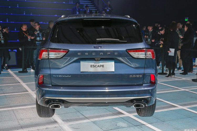 Được biết, Ford Escape 2020 sở hữu chiều dài 4.585 mm, rộng 1.882 mm, cao 1.742 mm và chiều dài cơ sở 2.710 mm. So với phiên bản cũ, kích thước của Ford Escape 2020 đã tăng đáng kể nhưng trọng lượng lại giảm 90 kg nhờ cơ sở gầm bệ toàn cầu C2 mới. Ford cũng chỉ bổ sung ống xả hình tứ giác thay vì tròn cho Escape 2020 tại Trung Quốc.