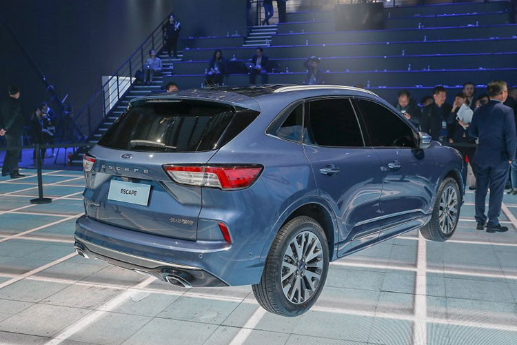 Ngoài ra xe còn có vô lăng đa chức năng phong cách mới, màn hình hiển thị thông tin trên kính chắn gió, cửa sổ trời toàn cảnh Paronama, nút bấm khởi động... Về an toàn, Ford Escape 2020 tại Trung Quốc có tính năng nhận diện biển báo tốc độ giới hạn, hỗ trợ giữ làn đường, đỗ xe tự động, kiểm soát hành trình thích ứng và phát hiện điểm mù.
