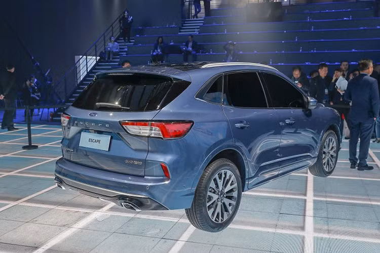 Ngoài ra xe còn có vô lăng đa chức năng phong cách mới, màn hình hiển thị thông tin trên kính chắn gió, cửa sổ trời toàn cảnh Paronama, nút bấm khởi động... Về an toàn, Ford Escape 2020 tại Trung Quốc có tính năng nhận diện biển báo tốc độ giới hạn, hỗ trợ giữ làn đường, đỗ xe tự động, kiểm soát hành trình thích ứng và phát hiện điểm mù.