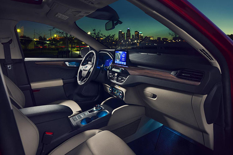 Bên trong Ford Escape 2020 là không gian nội thất được thiết kế theo phong cách hiện đang được áp dụng cho các mẫu xe Ford đời mới như Fiesta hay Focus. Xe được trang bị cụm điều khiển trung tâm đối xứng, hệ thống thông tin giải trí SYNC 3, màn hình cảm ứng 8 inch nằm trên một số nút bấm cơ học.