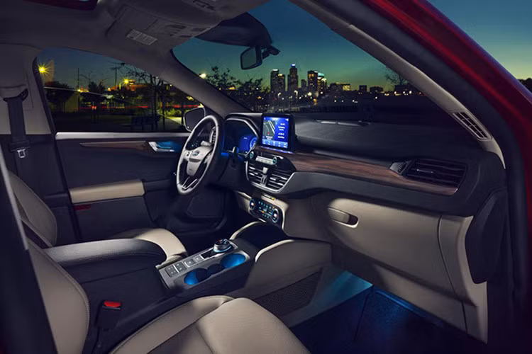 Bên trong Ford Escape 2020 là không gian nội thất được thiết kế theo phong cách hiện đang được áp dụng cho các mẫu xe Ford đời mới như Fiesta hay Focus. Xe được trang bị cụm điều khiển trung tâm đối xứng, hệ thống thông tin giải trí SYNC 3, màn hình cảm ứng 8 inch nằm trên một số nút bấm cơ học.