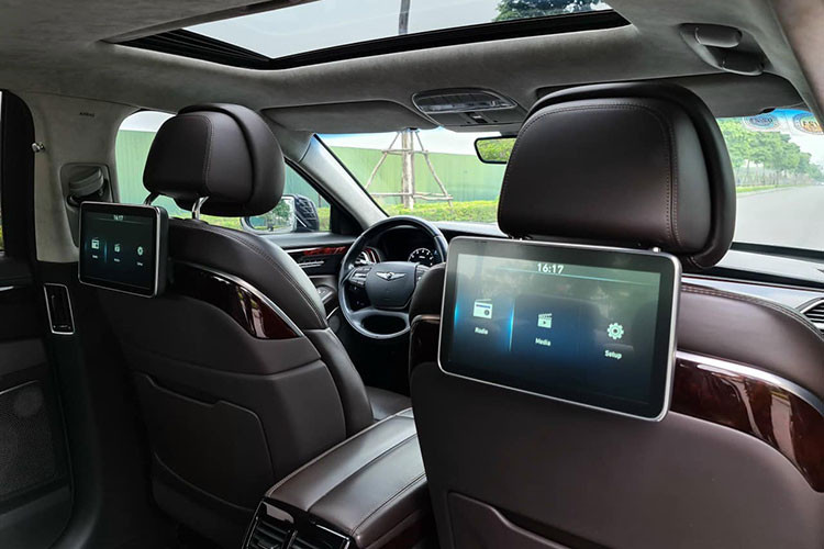 Không gian trên G90 rất rộng rãi cho cả hai hàng ghế, phù hợp với cả một tài xế có chiều cao vượt trội, ở hàng ghế sau cũng có nhiều chỗ để chân hơn phiên bản trước. Bên cạnh đó, ghế trẻ em LATCH có thể lắp đặt dễ dàng ở hàng ghế sau mà không ảnh hưởng đến không gian hàng ghế trước. Khoang hành lý của G90 rộng khoảng 445 lít.