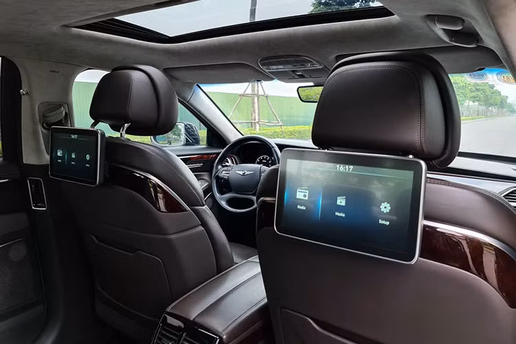 Không gian trên G90 rất rộng rãi cho cả hai hàng ghế, phù hợp với cả một tài xế có chiều cao vượt trội, ở hàng ghế sau cũng có nhiều chỗ để chân hơn phiên bản trước. Bên cạnh đó, ghế trẻ em LATCH có thể lắp đặt dễ dàng ở hàng ghế sau mà không ảnh hưởng đến không gian hàng ghế trước. Khoang hành lý của G90 rộng khoảng 445 lít.