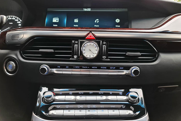 Về mặt an toàn, G90 được hỗ trợ bởi hệ thống camera đa chiều và camera vòm thông minh, hệ thống cảm biến đỗ xe phía sau, cảnh báo va chạm phía trước, hệ thống phát hiện người đi bộ, cảnh báo chuyển làn đường, camera giám sát điểm mù phía sau với cảnh báo va chạm, tính năng cảnh báo lái xe buồn ngủ thông qua vô lăng xúc giác có khả năng rung lên khi cảnh báo được kích hoạt. Cuối cùng một tính năng an toàn khác trên G90 là các dịch vụ viễn thông Genesis Connected.