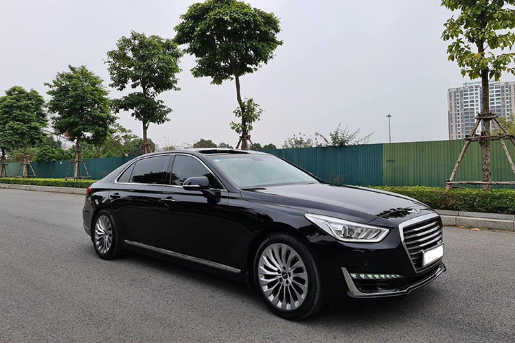 Khi bán ra chính hãng tại thị trường Việt Nam vào năm 2017, giá xe Genesis G90 được đồn đoán khoảng hơn 3 tỷ đồng. Chiếc xe trong bài viết này thuộc đời 2017 và là phiên bản 3.8, nó đang được chủ nhân chào bán trên sàn xe cũ Hà Nội với mức khoảng 1,99 tỷ đồng.