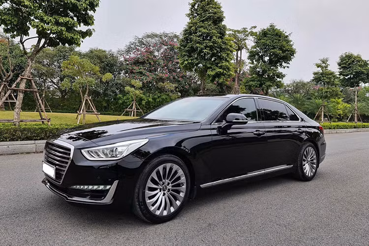Mẫu xe sang Genesis G90 được xem là một sự lựa chọn mới trong dòng sedan hạng sang hàng đầu, đây cũng là mẫu xe đến từ thương hiệu hoàn toàn mới có tên Genesis – phân nhánh của Hyundai. Thời điểm mới ra mắt, đây là sản phẩm đứng đầu từ thương hiệu xe sang Genesis. Thực tế nó là thay thế cho mẫu xe Hyundai Equus.
