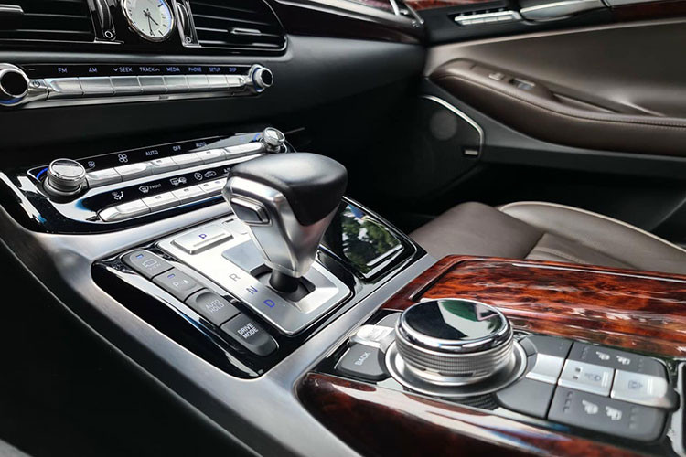 Genesis G90 tại Việt Nam có 2 phiên bản động cơ, trong đó phiên bản cao cấp nhất được trang bị động cơ Tau V8 5.0l nạp khí tự nhiên mạnh 413 mã lực và mô-men xoắn cực đại 505 Nm, kèm theo hệ dẫn động 4 bánh toàn thời gian HTRAC. Tuy nhiên, phiên bản "hút khách" tại Việt Nam chính là bản dẫn động cầu sau V6 3.8l nạp khí tự nhiên - cũng chính là chiếc xe xuất hiện trong bài viết này.