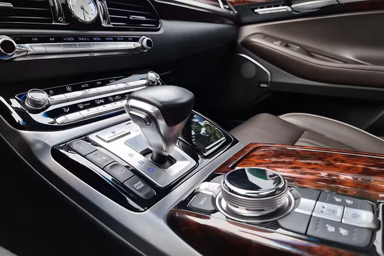 Genesis G90 tại Việt Nam có 2 phiên bản động cơ, trong đó phiên bản cao cấp nhất được trang bị động cơ Tau V8 5.0l nạp khí tự nhiên mạnh 413 mã lực và mô-men xoắn cực đại 505 Nm, kèm theo hệ dẫn động 4 bánh toàn thời gian HTRAC. Tuy nhiên, phiên bản "hút khách" tại Việt Nam chính là bản dẫn động cầu sau V6 3.8l nạp khí tự nhiên - cũng chính là chiếc xe xuất hiện trong bài viết này.