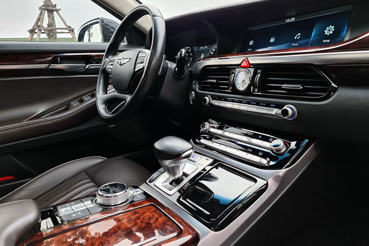 Các tiện ích khác như che nắng điện cho cửa sổ sau, kiểm soát khí hậu và âm thanh ở hàng ghế phía sau, kết nối Bluetooth và dữ liệu âm thanh, sạc không dây, một màn hình 12,3 inch hiển thị thông tin giải trí, hệ thống định vị với tính năng thời gian thực và điều khiển bằng giọng nói, một hệ thống âm thanh cao cấp Lexicon 17 loa với radio vệ tinh / HD cùng các cổng USB ở phía trước và sau.