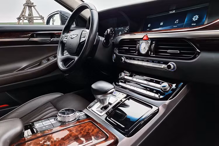 Các tiện ích khác như che nắng điện cho cửa sổ sau, kiểm soát khí hậu và âm thanh ở hàng ghế phía sau, kết nối Bluetooth và dữ liệu âm thanh, sạc không dây, một màn hình 12,3 inch hiển thị thông tin giải trí, hệ thống định vị với tính năng thời gian thực và điều khiển bằng giọng nói, một hệ thống âm thanh cao cấp Lexicon 17 loa với radio vệ tinh / HD cùng các cổng USB ở phía trước và sau.