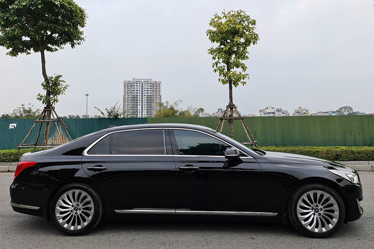 Genesis G90 đời 2017 khi ra mắt được xem là mẫu xe cao cấp có đủ khả năng để cạnh tranh lại với những cái tên “sừng sỏ” như Mercedes S-Class, BMW 7-Series, Audi A8 hay Lexus LS tại thị trường ôtô Việt, tuy mang trên mình thương hiệu ôtô đến từ Hàn Quốc nhưng nó cũng không hề kém cạnh bất cứ "ông lớn" nào.