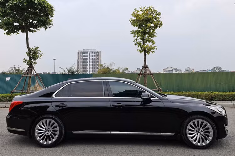 Genesis G90 đời 2017 khi ra mắt được xem là mẫu xe cao cấp có đủ khả năng để cạnh tranh lại với những cái tên “sừng sỏ” như Mercedes S-Class, BMW 7-Series, Audi A8 hay Lexus LS tại thị trường ôtô Việt, tuy mang trên mình thương hiệu ôtô đến từ Hàn Quốc nhưng nó cũng không hề kém cạnh bất cứ "ông lớn" nào.