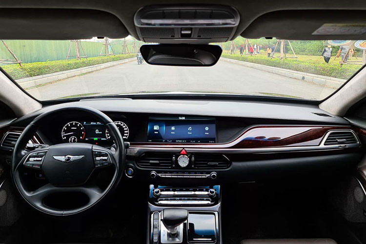 Về nội thất, xe được trang bị màn hình hiển thị head-up, nội thất bọc da, hệ thống điều hòa 3 vùng, ghế trước sưởi điện và làm mát, ghế lái chỉnh điện 22 hướng (ghế hành khách phía trước 16 hướng), chức năng ghi nhớ vị trí ghế ngồi, vô lăng ống lồng, trần xe ốp giả da lộn, gỗ trang trí nội thất, ánh sáng nội thất điều chỉnh.