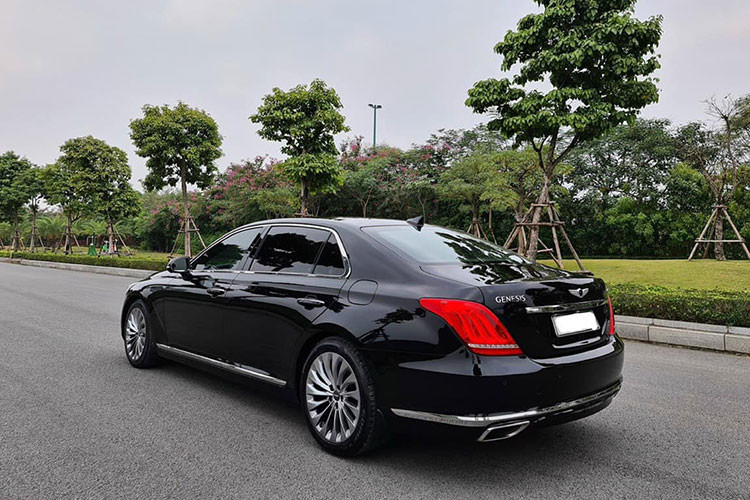 Các hệ thống hỗ trợ người lái của chiếc xe sedan hạng sang Genesis G90 cũng được hãng xe Hàn chú trọng, có thể kể tới như ABS, EBD, BAS, ESC, kiểm soát thân xe VSM, kiểm soát lực kéo TCS, hỗ trợ khởi hành ngang dốc HAC, 8 cảm biến trước sau, camera 360 độ thông minh, điều khiển hành trình thông minh, cảm biến áp suất lốp...