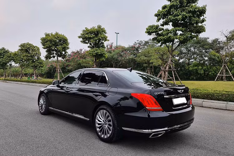 Các hệ thống hỗ trợ người lái của chiếc xe sedan hạng sang Genesis G90 cũng được hãng xe Hàn chú trọng, có thể kể tới như ABS, EBD, BAS, ESC, kiểm soát thân xe VSM, kiểm soát lực kéo TCS, hỗ trợ khởi hành ngang dốc HAC, 8 cảm biến trước sau, camera 360 độ thông minh, điều khiển hành trình thông minh, cảm biến áp suất lốp...