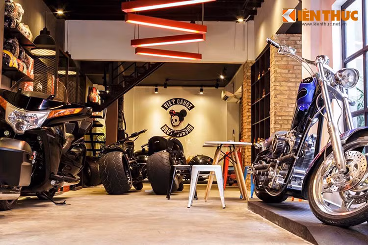 Cũng giống như phong cách chơi xe "chẳng giống ai" của mình, tại quán cafe này được bố trí khá lạ mắt. Với "đặc sản" chỉ là xe môtô PKL và đồ chơi môtô, nhưng đặc biệt hơn hết ở đây chính là những mẫu môtô độc.