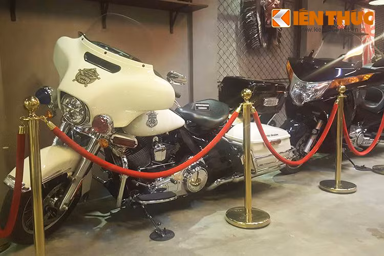Một chiếc Harley-Davidson phiên bản Police của chiếc Electra Glide Ultra của một người bạn trưng bày tại quán. Có thể nói đây là một trong những phiên bản hấp dẫn nhất của thương hiệu Harley-Davidson tại thị trường Việt hiện nay. Mẫu xe này có giá khoảng 1,2 tỷ đồng.