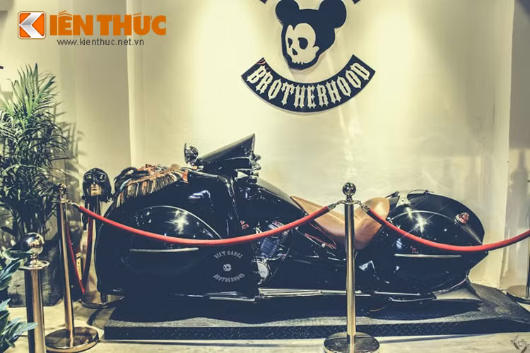 Phiên bản độ mang phong cách “Bọ cánh cứng” Henderson Motorcycle 1930 “made in Vietnam" cũng có mặt. Đây được xem là mẫu xe môtô độ độc nhất Việt Nam và đã từng được báo chi nước ngoài ca ngợi. 