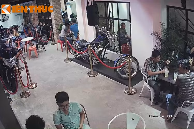 Với mục đích giao lưu, kết bạn và chia sẻ niềm đam mê môtô PKL cũng như độ xe... quán cafe nhỏ nằm tại 2/45 Cao Thắng, Q3, TP HCM luôn được các bạn trẻ đam mê môtô đến thưởng thức đồ uống và... ngắm xe.