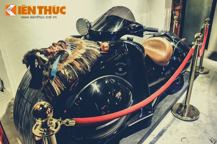 Dựa trên cơ sở của chiếc Honda Shadow, chiếc xe vẫn sử dụng hệ truyền động các-đăng cho bánh sau và được trang bị lốp 140/80 bản lớn. Chiếc xe này sở hữu khối động cơ 600 cc V2 của Shadow được độ lên gần 1000 phân khối, cùng nhiều chi tiết vô cùng độc đáo...