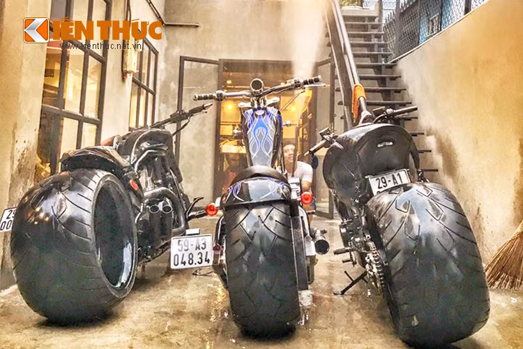 Bộ 3 môtô phân khối lớn phiên bản độ "bánh béo" thuộc loại "hàng khủng", độc nhất tại Việt Nam hiện nay bao gồm từ trái qua phải; Harley-Davidson Vrod Muscle, Chopper American IronHorse, Suzuki B-King. 