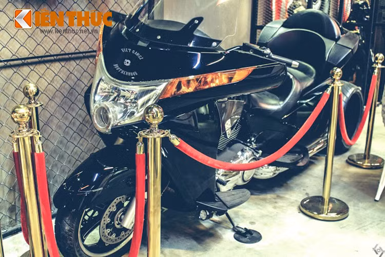 “Hàng hiếm” Victory Vision Tour 2014 là chiếc Touring hạng sang và được nhiều tín đồ đam mê dòng xe đường trường đồ sộ yêu thích. Tại Việt Nam, mẫu xe "hàng khủng" này có giá khoảng hơn 1tỷ đồng và số lượng chỉ đếm trên đầu ngón tay do khá kén người sử dụng.