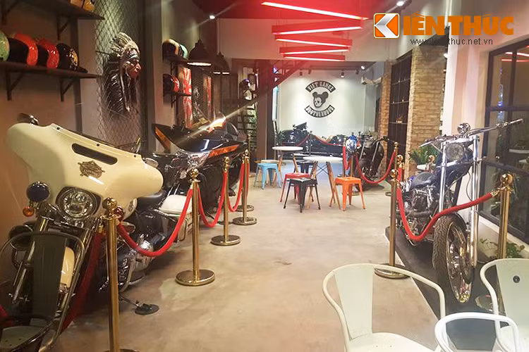Quán cafe mang tên VietGangz Brotherhood với dàn môtô PKL khủng nhất Việt Nam của anh Trần Quang Đức, hay thường được mọi người biết đến với cái tên thân mật “Đức tào phớ”. Đây là một trong những biker 9x đình đám nhất của Việt Nam với phong cách chơi xe cực kỳ độc đáo.