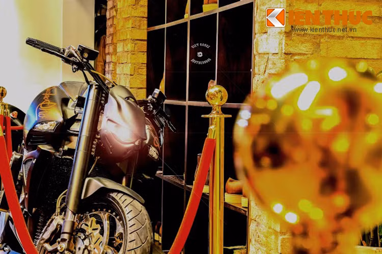 Chiếc xe sở hữu gói độ toàn thân xe với cặp vành, lốp, ốp dàn áo... và đặc biệt là bộ super charge, nồi hở được đặt hàng từ Đức - có thể nói đây là chiếc Suzuki B-King đặc biệt nhất tại Việt Nam tính đến thời điểm này.