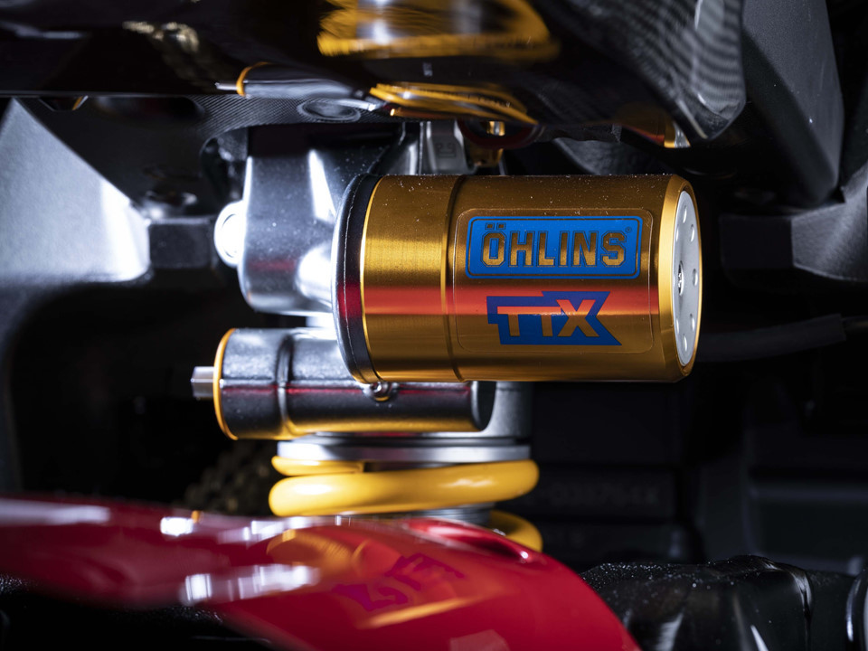 Chiếc siêu môtô này còn sở hữu cặp lốp trơn chuyên dụng cho xe đua đến từ Bridgestone, hệ thống ống xả bằng titanium full system Akrapovic Evolution 2 và các chi tiết đến từ thương hiệu Gilles Tooling.