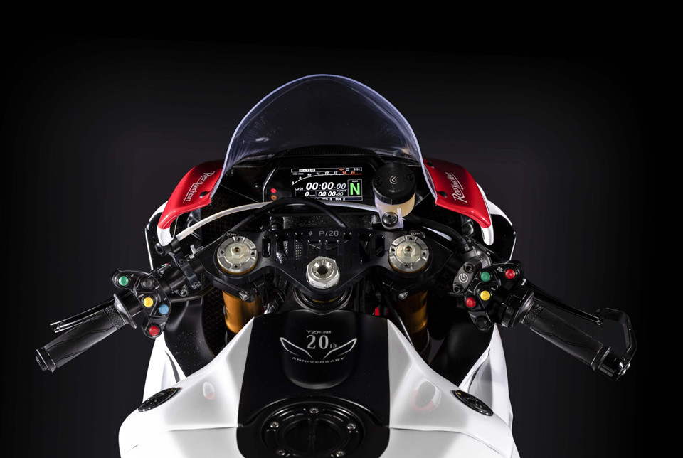 Là một chiếc xe đua, hãng xe máy Yamaha đã tối giản hoàn toàn hệ thống điện trên siêu môtô R1 GYTR. Trong khi đó, các bộ phận phục vụ cho việc tăng hiệu suất của xe như ECU, CCU, cùm ga, cùm công tắc đều được nâng cấp với hàng dành cho xe đua.